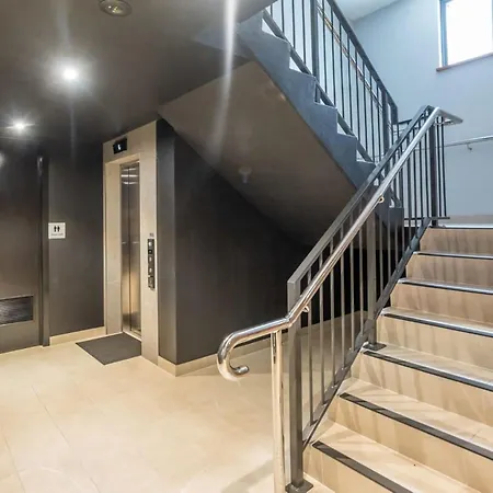 Creative East Escape Balcony & Parking Apartment Brisbane