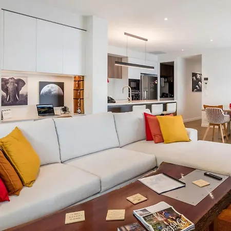Creative East Escape Balcony & Parking Apartment *