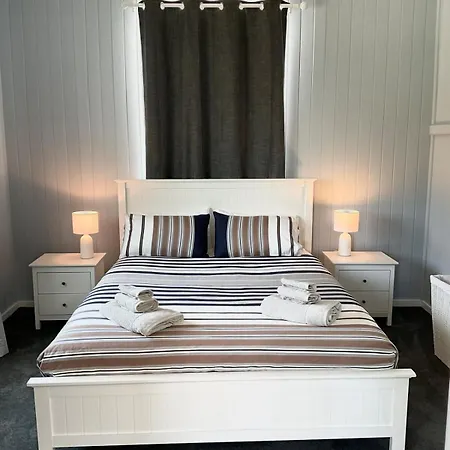 Classic Getaway 2 Bdrm Pool Holiday home *
