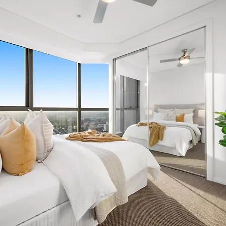 Apartment Indulgence At Meriton, Spectacular Views, Sleeps 6 Includes Carpark