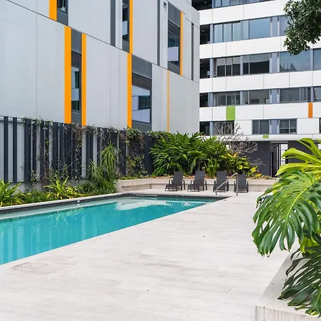 Apartment Chic 1 Bed Inner-city Retreat With Pool And Views