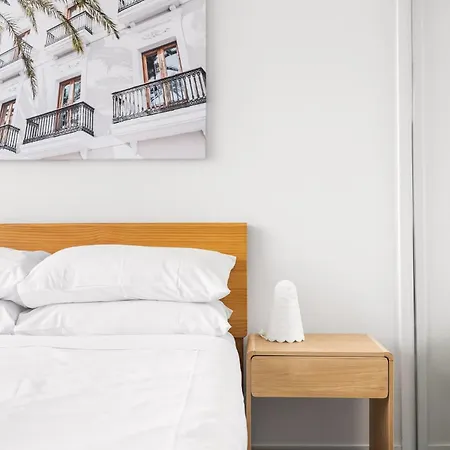 Chic 1 Bed Inner-city Retreat With Pool And Views Apartment