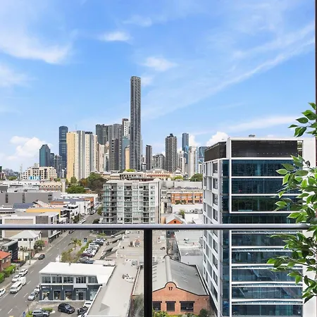 Chic 1 Bed Inner-city Retreat With Pool And Views