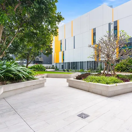 Chic 1 Bed Inner-city Retreat With Pool And Views