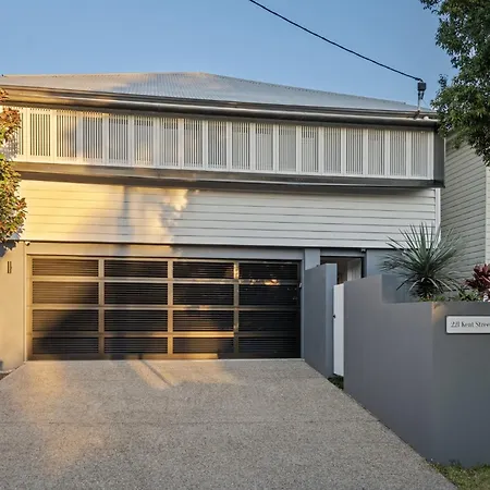 Bright 2-bed New Farm With Private Patio *