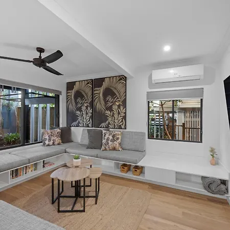 Bright 2-bed New Farm With Private Patio Apartment
