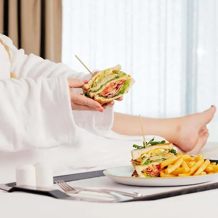Pullman Airport Hotel 5*