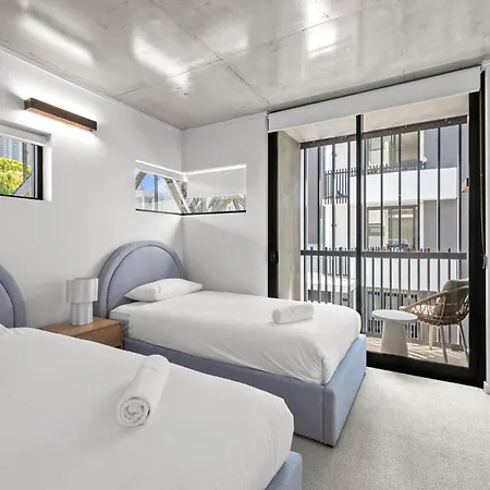 Riverfront Kangaroo Point Apartment