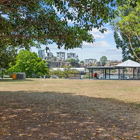 Riverfront Kangaroo Point Apartment
