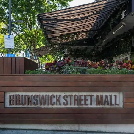 Apartment Stylish 2br Retreat With Pool, Gym & Balcony! *