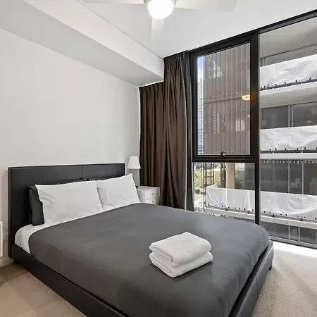 Level 10 Views 2br With Private Balcony & Parking Apartment