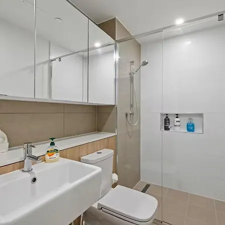 Apartment Level 10 Views 2br With Private Balcony & Parking *