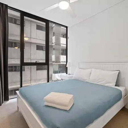 Level 10 Views 2br With Private Balcony & Parking Apartment