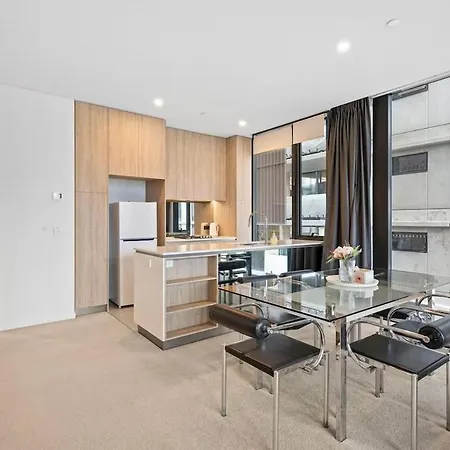 Apartment Level 10 Views 2br With Private Balcony & Parking