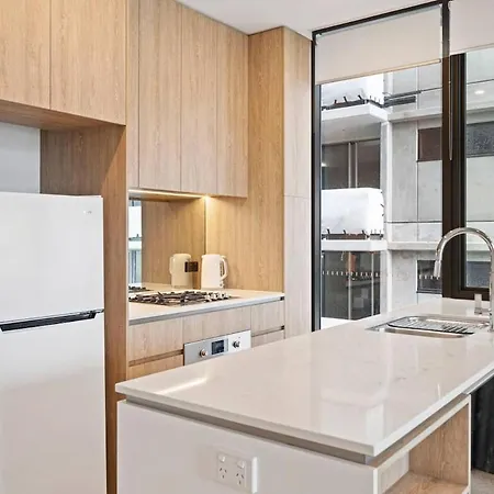 Level 10 Views 2br With Private Balcony & Parking *