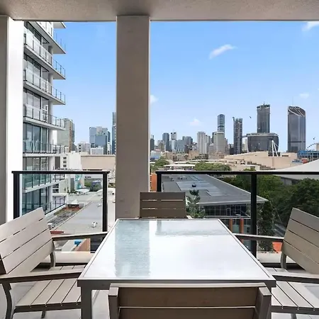 Level 10 Views 2br With Private Balcony & Parking Apartment