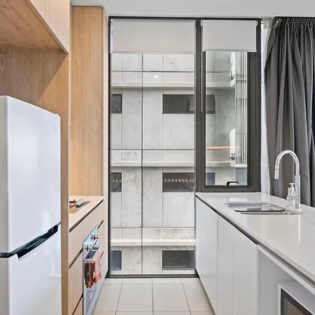 Level 10 Views 2br With Private Balcony & Parking Apartment *