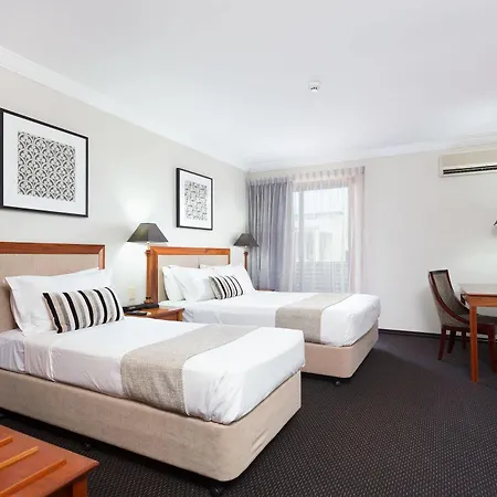 Ramada By Wyndham Windsor Hotel 4*