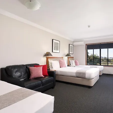 Ramada By Wyndham Windsor Hotel 4*