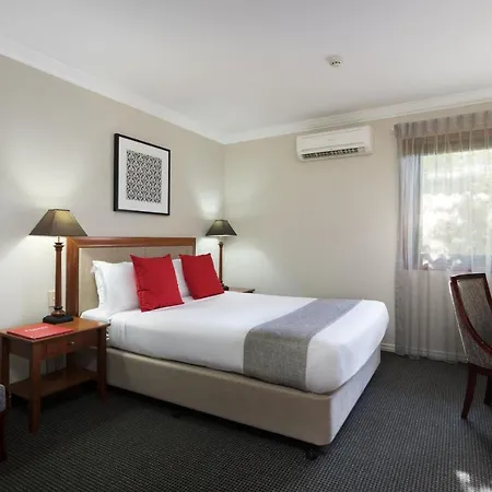Ramada By Wyndham Windsor Hotel 4*