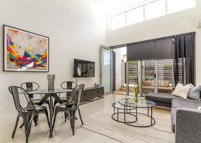 Luxurious 3Bdr Townhouse In Great Location