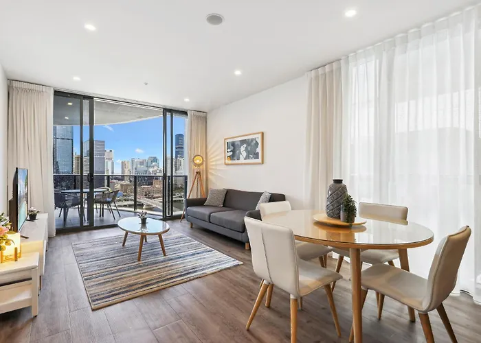 Chic 2-Bed With Rooftop Pool Overlooking The City