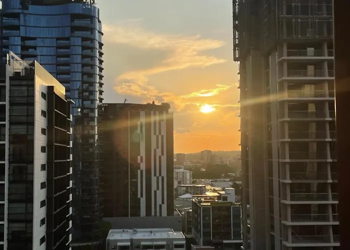 Views And Vibes - Free Parking - Great Location!