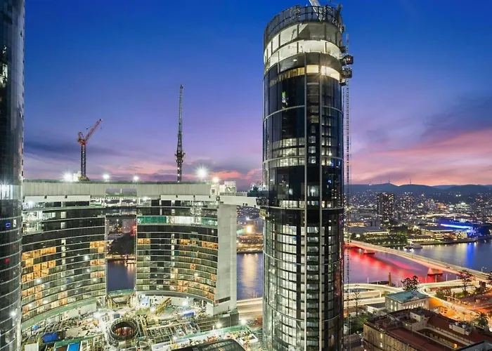 Lux Sub-Penthouse With Casino Views