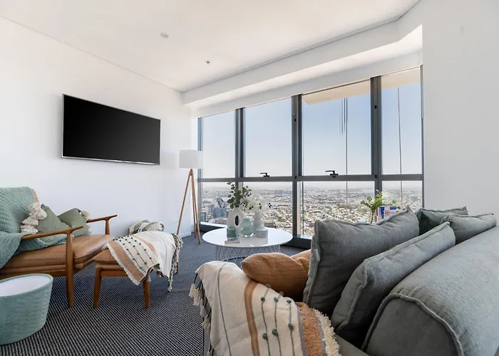 Brisbane River & City Views 2 Bed 2 Bath Apartment Skyline