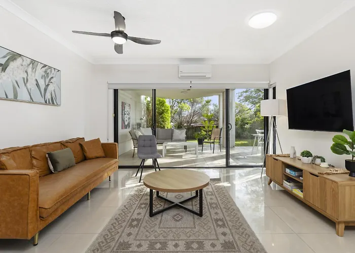 Modern 2-Bed Unit With Parking In South Brisbane