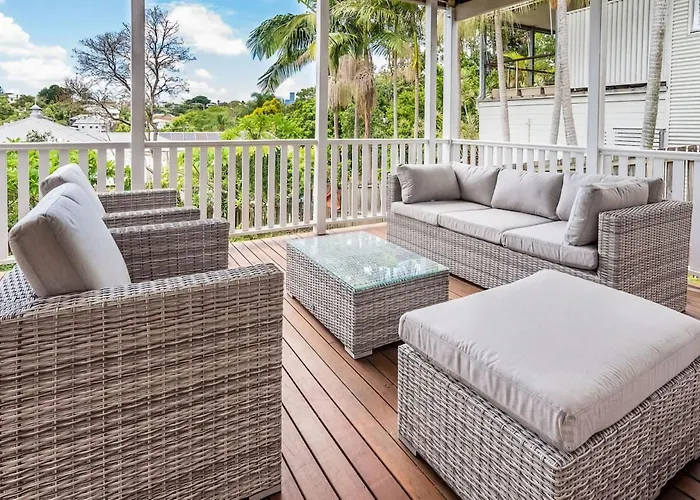 Elegant 4 Bedroom Residence With Entertaining Area