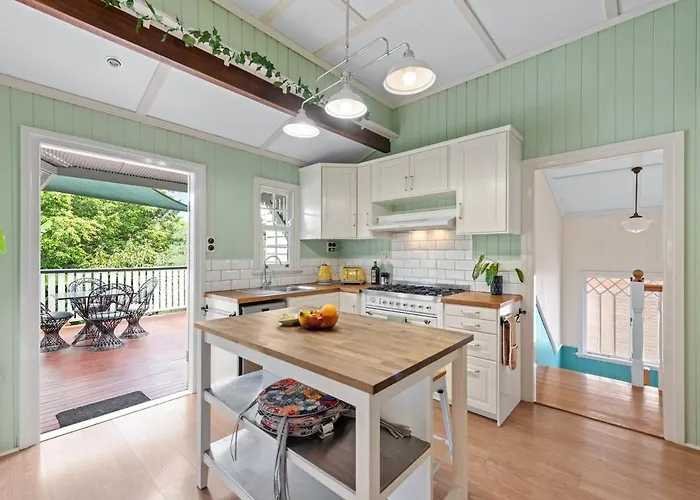 A Colourful Life 4Bed-2Bath-1Car - Queenslander