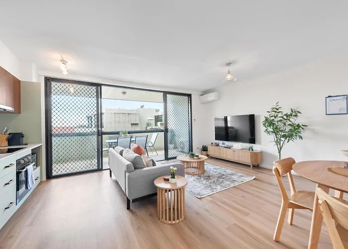 Bright Apt With Car Park - 200M From Main Hub