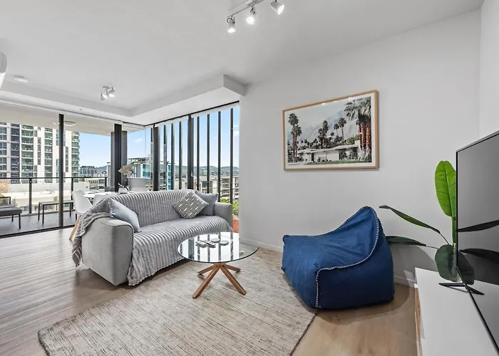 South Bank Sleek - 2Bed-2Bath-1Car-Pool