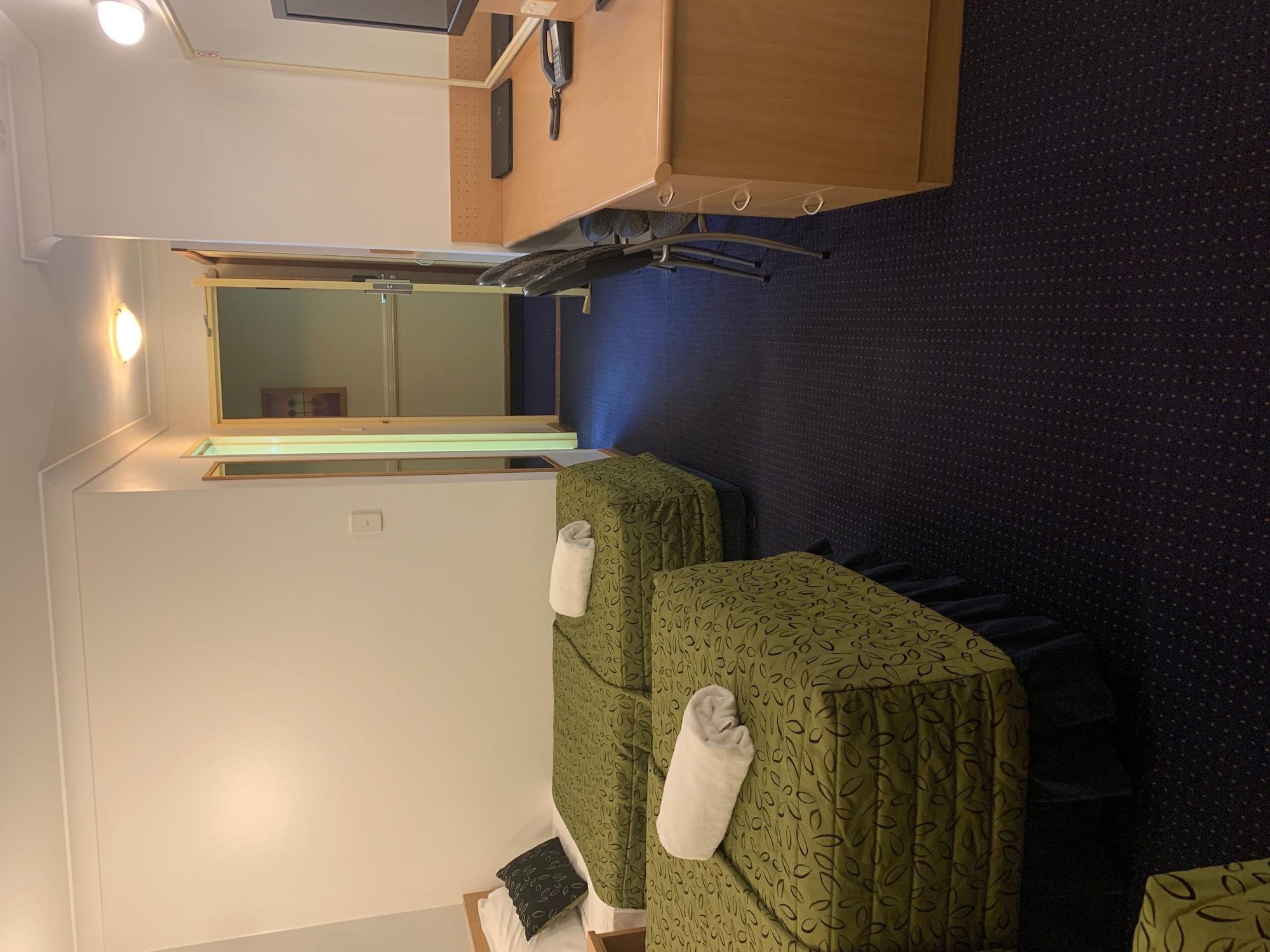 Airport Motel 4*