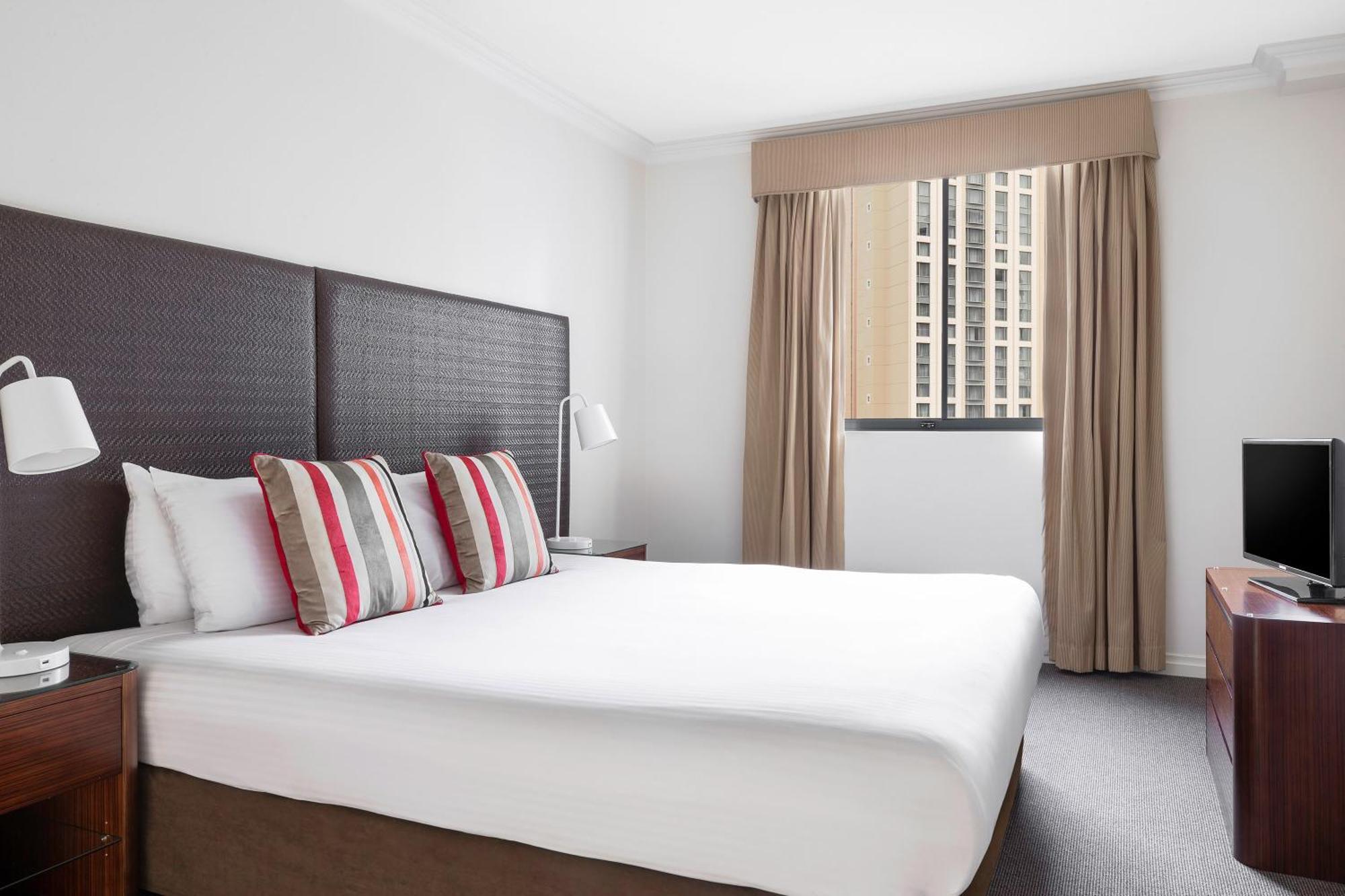 Hotel Mantra On Queen 4*