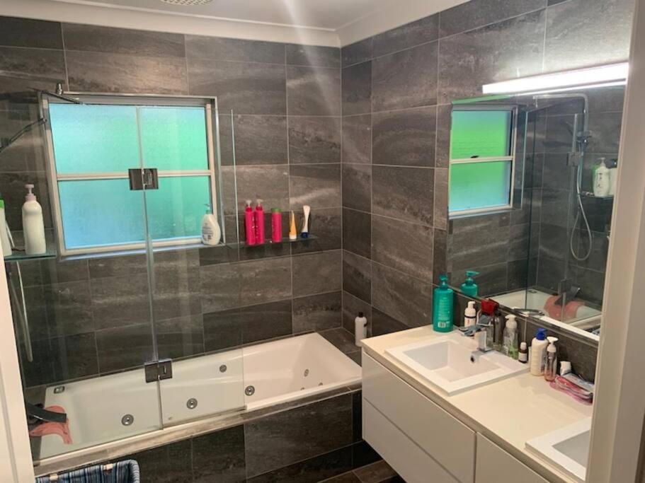 Villa 4br Exec Large House Close To Shops,train & Buses Brisbane