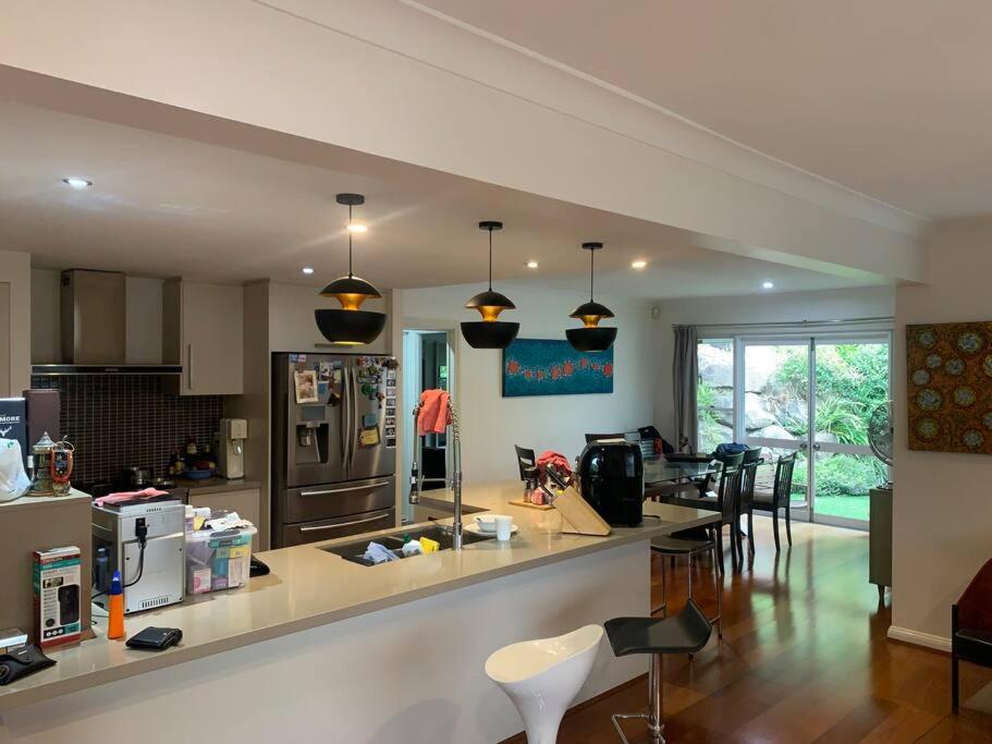 Villa 4br Exec Large House Close To Shops,train & Buses *