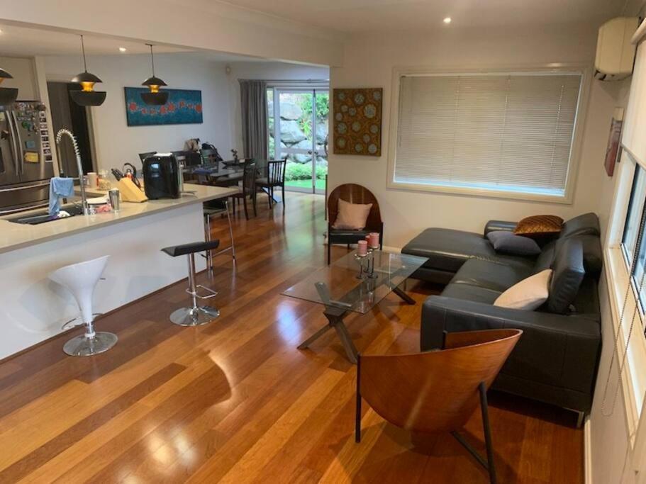 4br Exec Large House Close To Shops,train & Buses * Brisbane