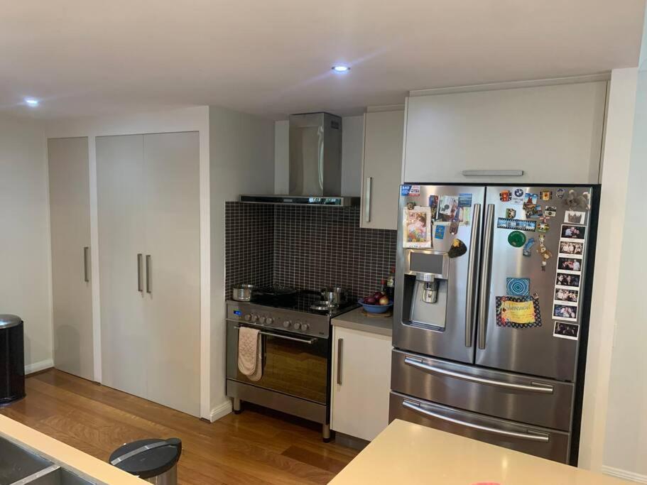 Villa 4br Exec Large House Close To Shops,train & Buses