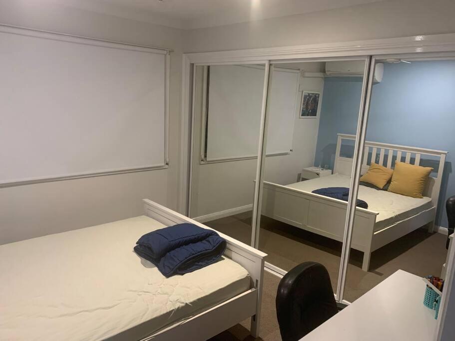 4br Exec Large House Close To Shops,train & Buses