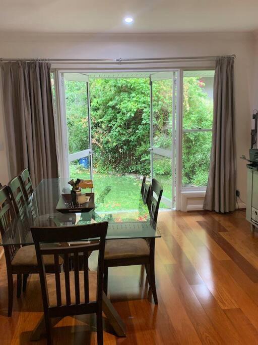 Villa 4br Exec Large House Close To Shops,train & Buses Brisbane