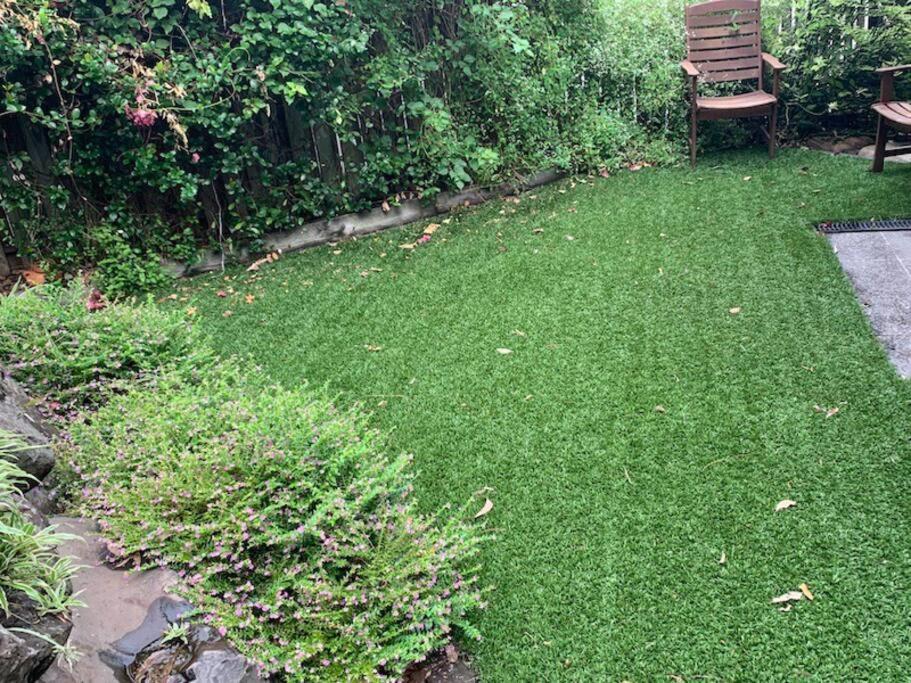 4br Exec Large House Close To Shops,train & Buses Villa *