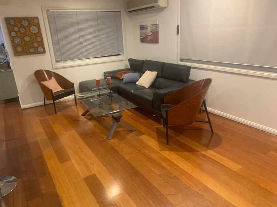 4br Exec Large House Close To Shops,train & Buses Brisbane