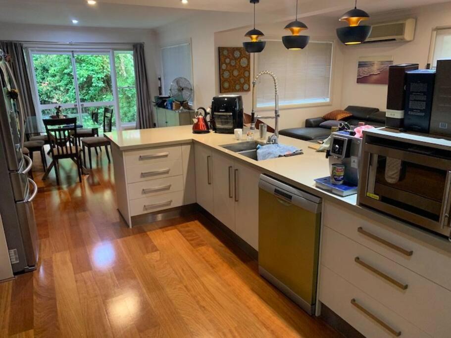 4br Exec Large House Close To Shops,train & Buses Villa *