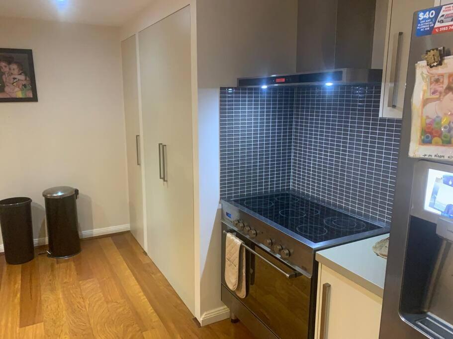 Villa 4br Exec Large House Close To Shops,train & Buses