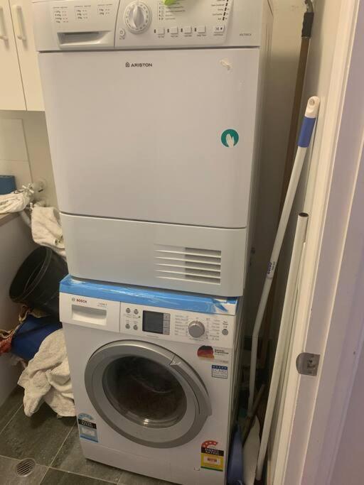 Villa 4br Exec Large House Close To Shops,train & Buses Brisbane