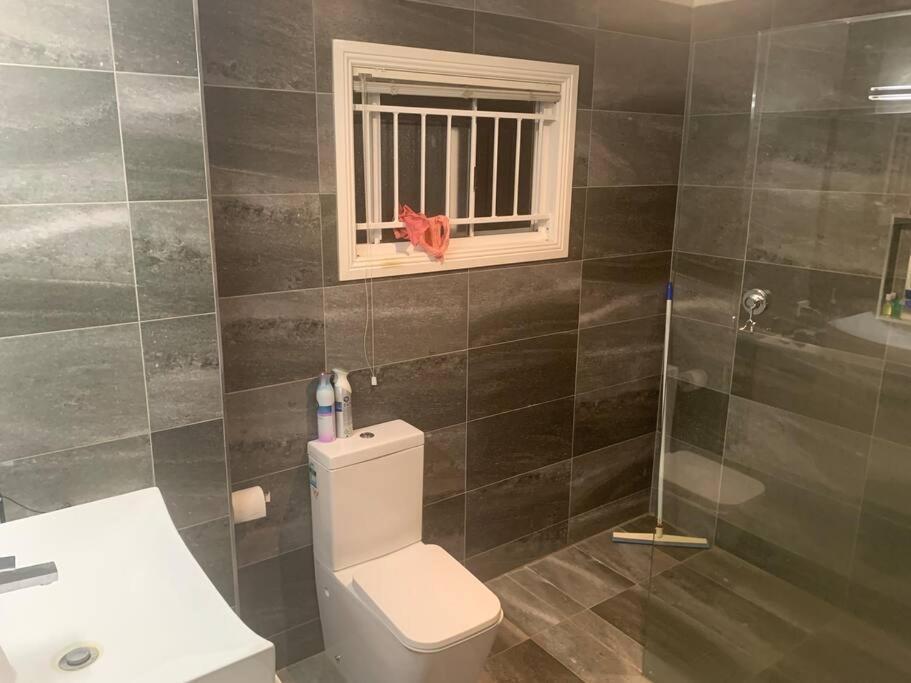 4br Exec Large House Close To Shops,train & Buses Villa *