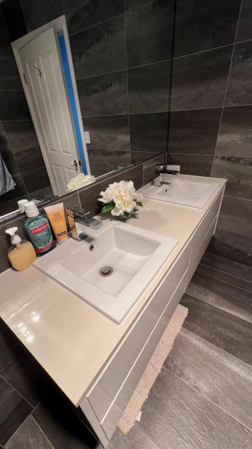 4br Exec Large House Close To Shops,train & Buses Villa Brisbane