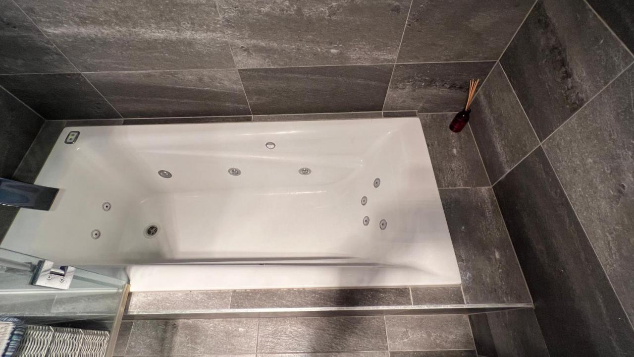 4br Exec Large House Close To Shops,train & Buses Villa Brisbane